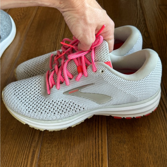 Brooks - Picture 3 of 4